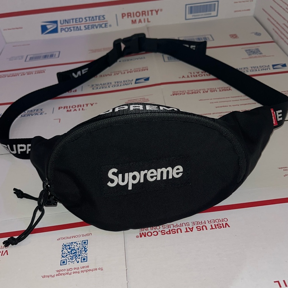 Supreme Small Waist Bag (FW22) Black